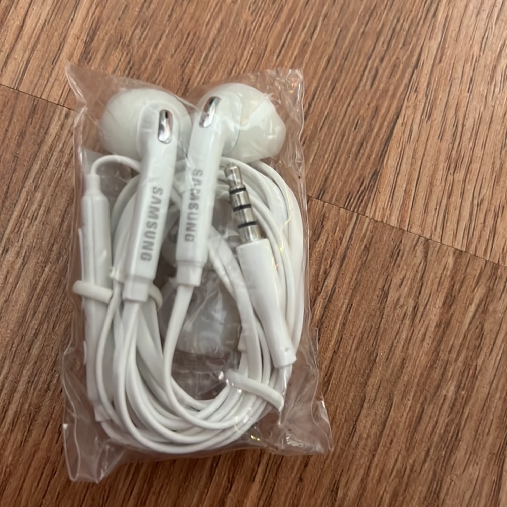Samsung 3.5mm Earbud Stereo Quality Headphones - Picture 5 of 5